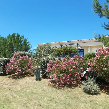 Privee Les Genets Bed & Breakfast *